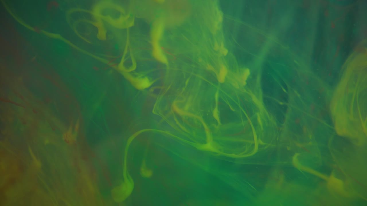 las pinturas acrílicas se vierte en agua