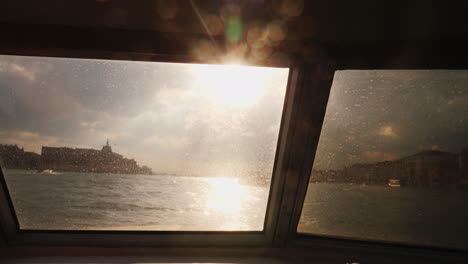 Venecia-A-Través-De-La-Ventana-Del-Barco-Al-Atardecer