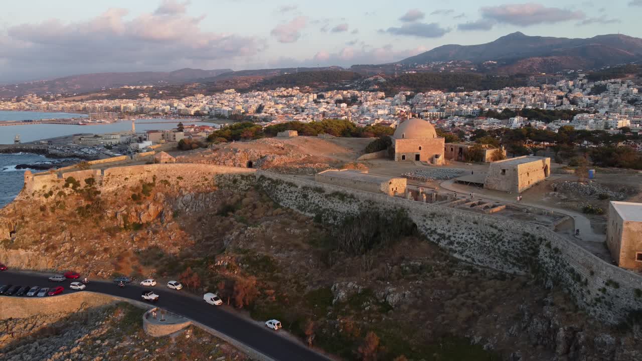fortaleza veneciana ciudadela en la ciudad de rethymno - vuelo de avión no tripulado al atardecer en grecia creta