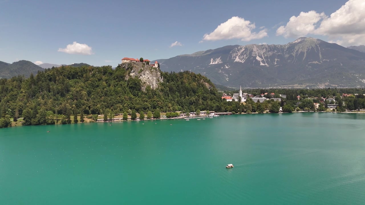 Veduta aerea con drone del Lago di Bled in Slovenia con il castello.
