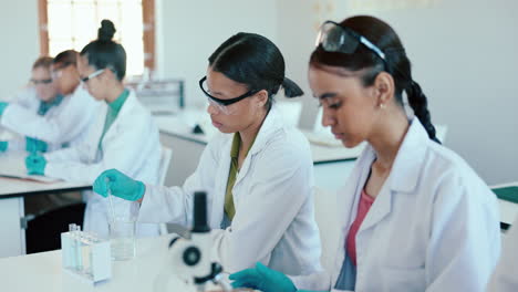 mujer, aula de ciencias o laboratorio universitario