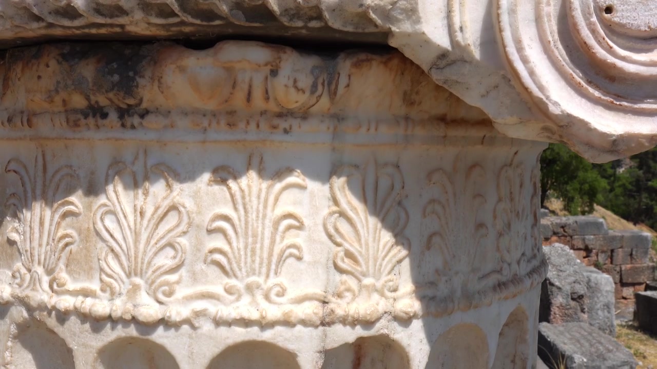 Antica colonna di marmo di ordine ionico in Grecia