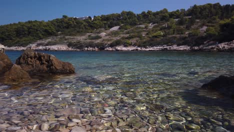 vista de aguas claras y guijarros suaves de la playa de svitnja en la isla de vis en croacia