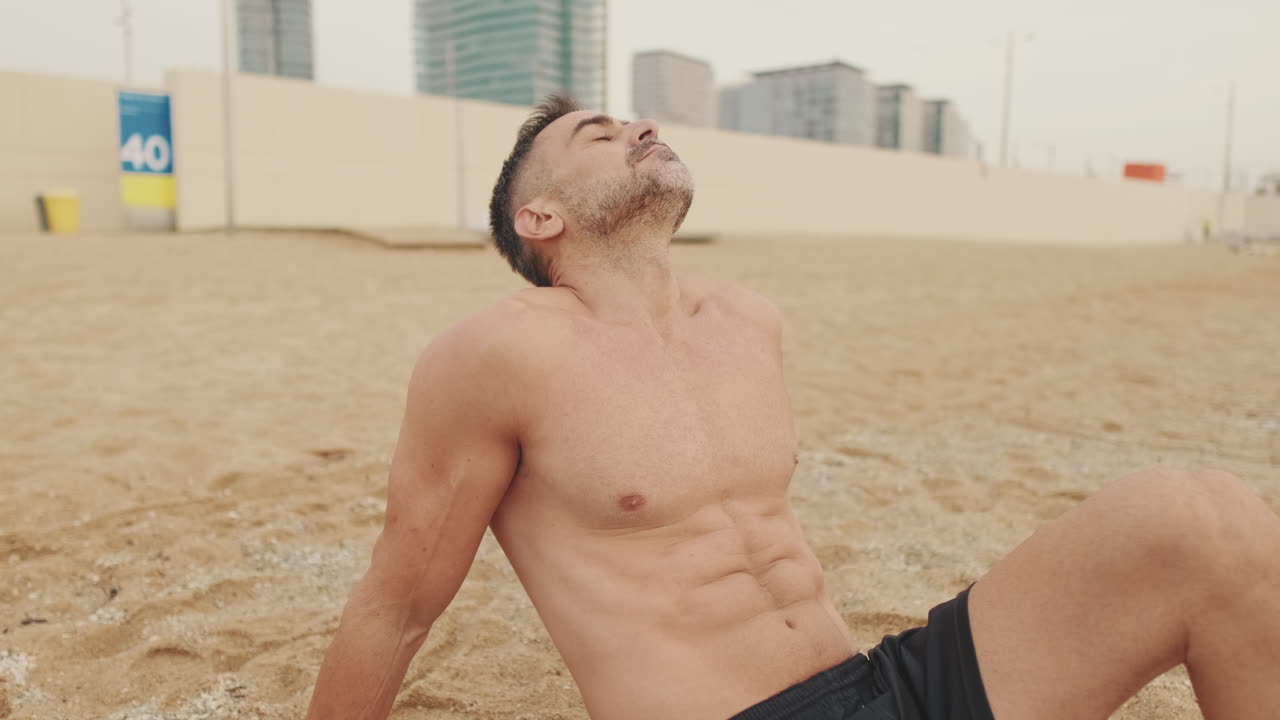 hombre relajándose en la playa