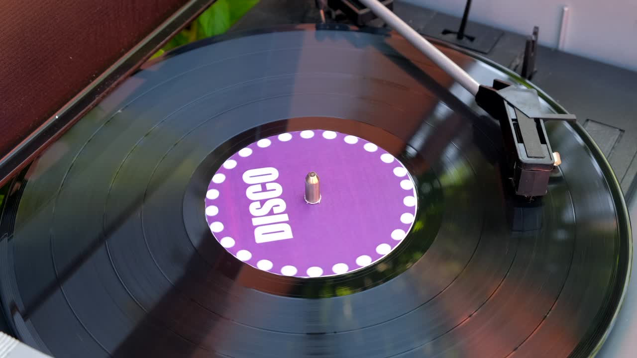고대 레코드 플레이어: 바늘을 클로즈업으로 는 회전판과 스타일러스, 디제이 턴테이블에 검은 비닐 레코드에 내려 놓은 스타일러스의 팔과 바늘