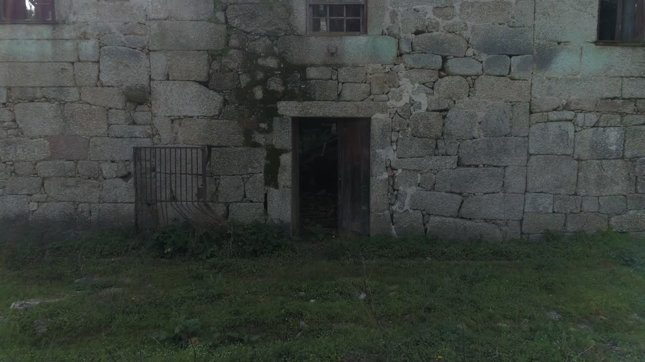 파괴 된 집 들 의 공중 사진