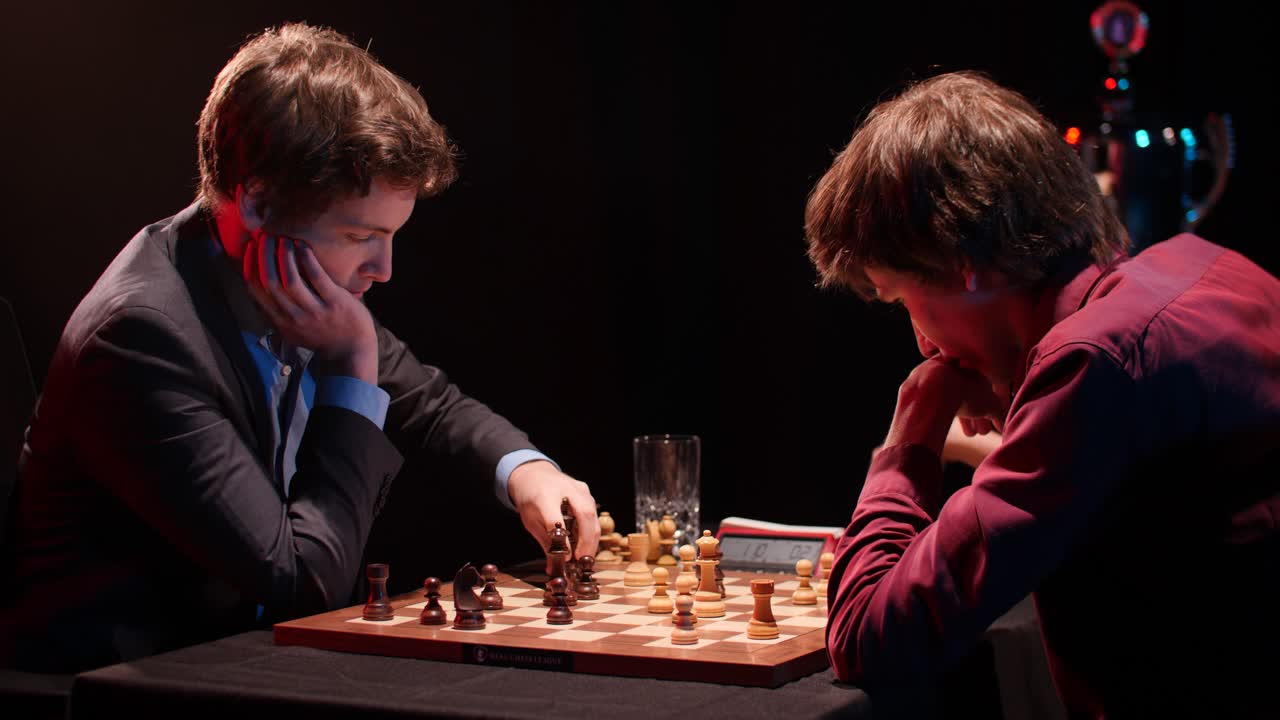 los hombres en el partido de ajedrez capturan rápidamente las piezas del otro.