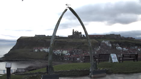 whitby, páramos del norte de york, tiro estático de huesos de ballena, sol temprano en la mañana costa del patrimonio de yorkshire del norte, yates y abadía bmpcc 4k prores 422 clip 17