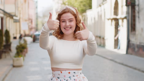 Mujer-Feliz-Mostrando-Los-Pulgares-Hacia-Arriba-Como-Signo-Positivo-Algo-Bueno-Comentarios-Positivos-En-Las-Calles-De-La-Ciudad