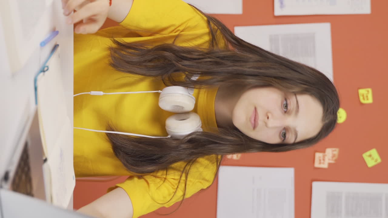Video vertical de una niña sintiéndose incompetente