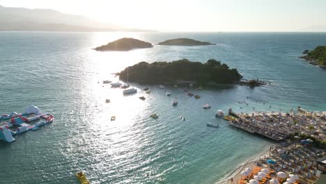 personas disfrutando del verano en la playa de ksamil en albania