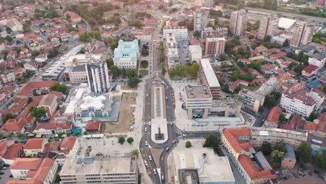 Increíble-Vista-Aérea-Sobre-La-Ciudad-De-Krusevac-En-Serbia---Sureste-De-Europa---Imágenes-De-Drones-4k