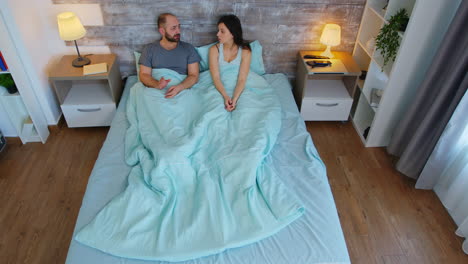 Vista-Superior-De-Una-Pareja-Joven-En-El-Dormitorio