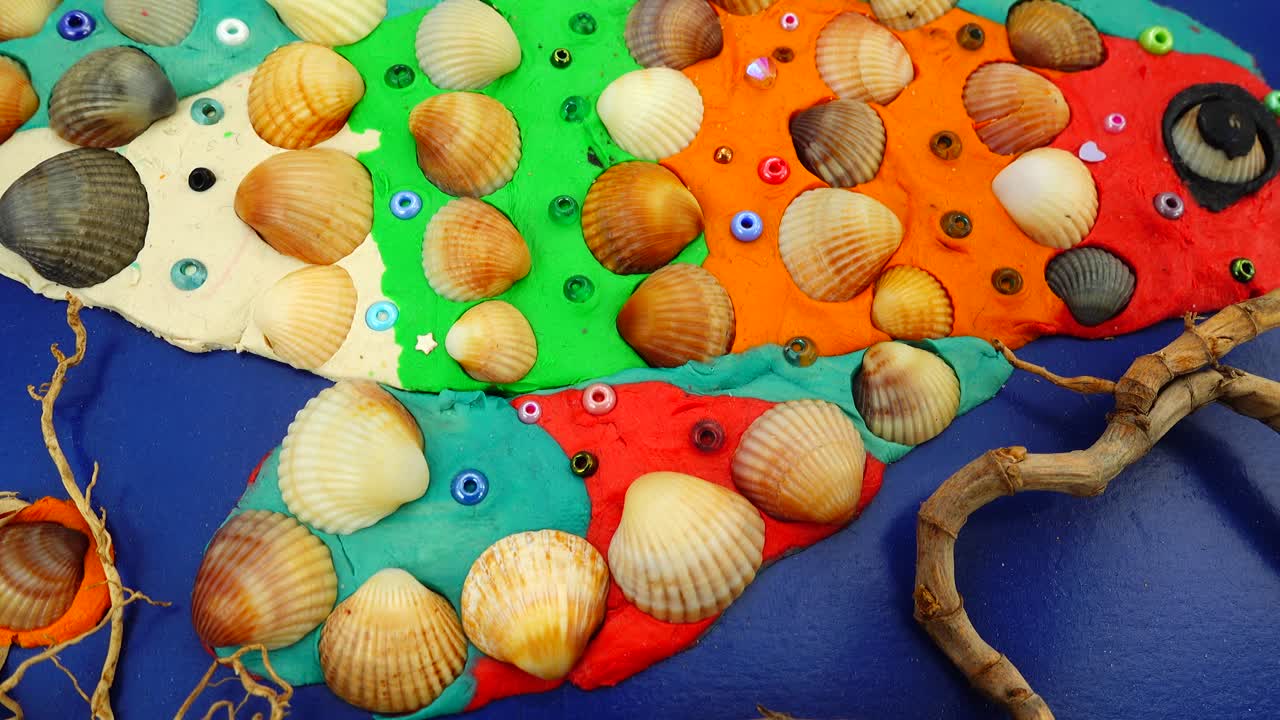 Das Fischmodell aus Knetmasse und Muscheln
