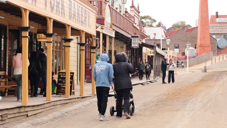 personas caminando por una calle histórica