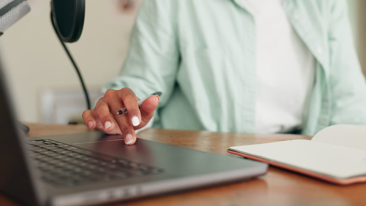 podcast, radio y transmisión mujer que tiene