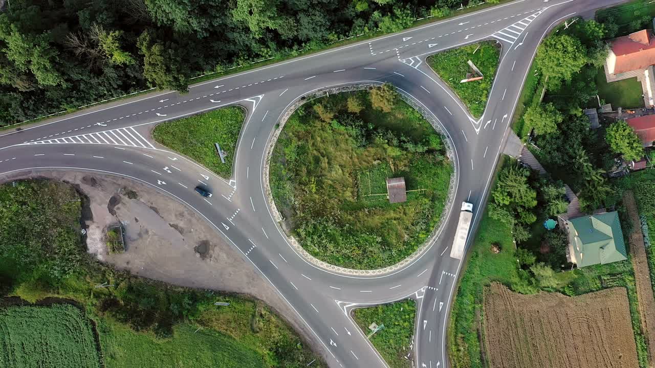 el tráfico de automóviles y camiones en la carretera de circunvalación, vista aérea de arriba