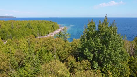 Aerial-view-of-Green-forest-leading-to-Georgian-Bay,-Ontario,-Canada