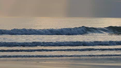 Schöne-Wellen-Während-Der-Goldenen-Stunde-Am-Strand-Von-Barmouth,-Gwynedd,-Wales-Uk