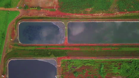 Vista-Aérea-De-La-Planta-De-Tratamiento-De-Aguas-Residuales,-Varias-Piscinas-Para-Tratar-El-Agua-Antes-De-Regresar-A-Los-Ríos-En-La-Naturaleza