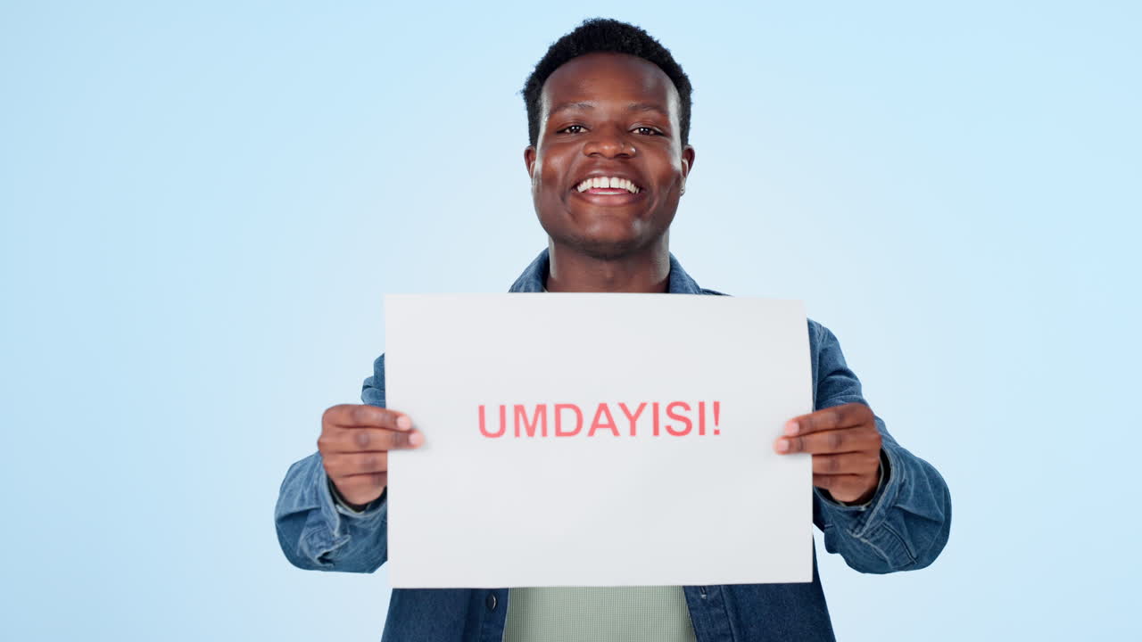 sonrisa, cartel y venta con un hombre negro en un azul