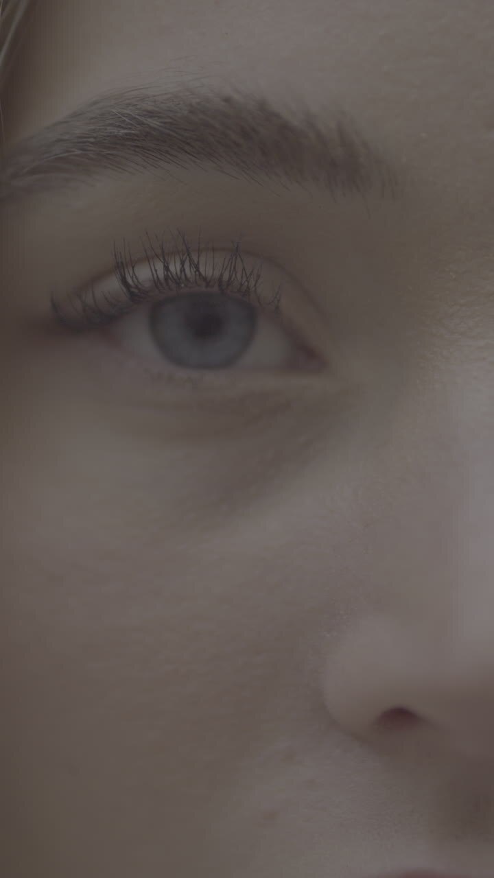 primer plano del ojo de una mujer.