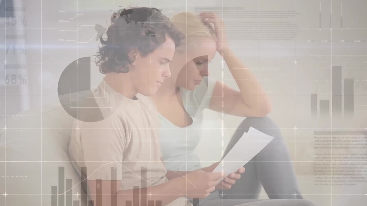 걱정스러운 백인 부부가 집에서 기다리고 있는 청구서를 논의하는 인포그래픽 인터페이스의 애니메이션