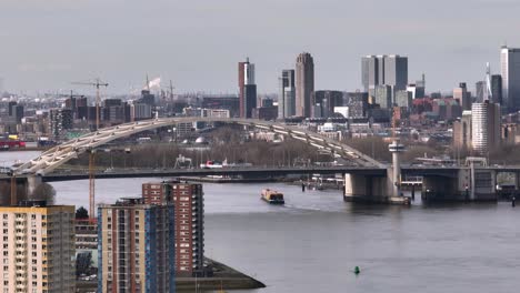 Vista-De-Drones-Del-Puente-Van-Brienenoord-Sobre-El-Nuevo-Río-Mosa,-Horizonte-De-Rotterdam