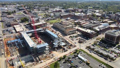 Kräne-Auf-Der-Baustelle-Eines-Mehrzweck-Veranstaltungszentrums-In-Der-Innenstadt-Von-Clarksville,-Tennessee