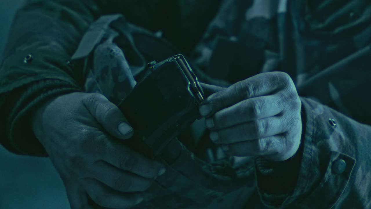 soldado cargando el cargador del rifle. cargando la bala del cargador