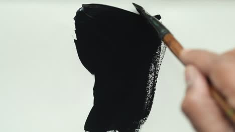 aplicación de trazos de pintura negra