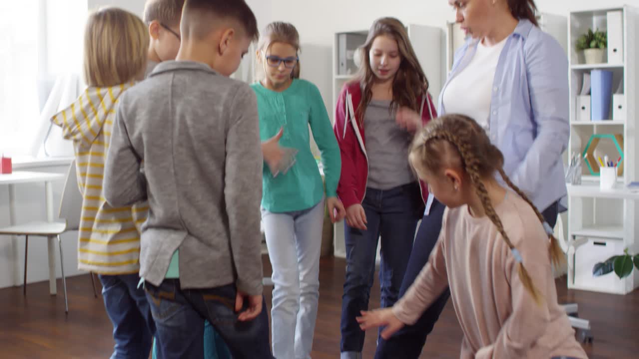 seis adolescentes teniendo una ruptura activa con el maestro en la oficina