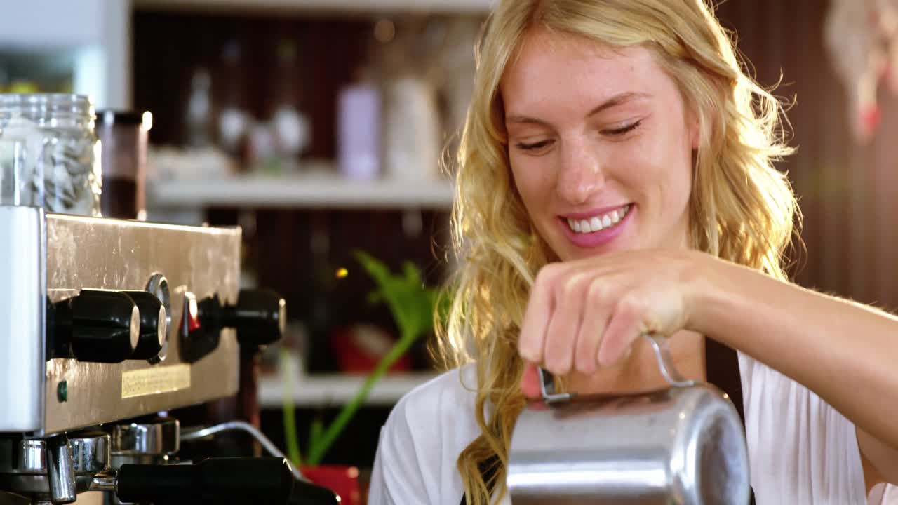 Cameriera di bar sorridente che produce tazza di caffè