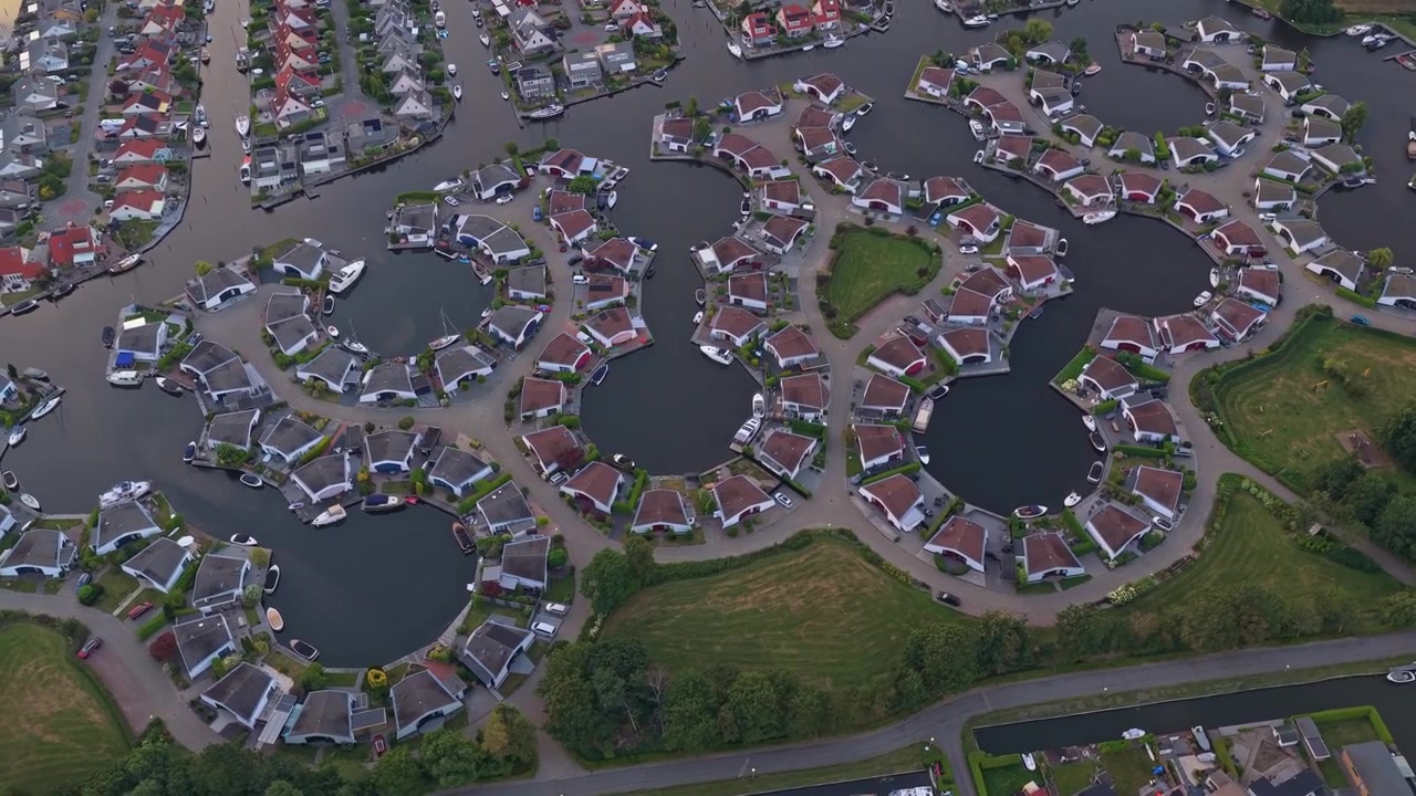 Luftfoto af cirkulært boligområde på vandet