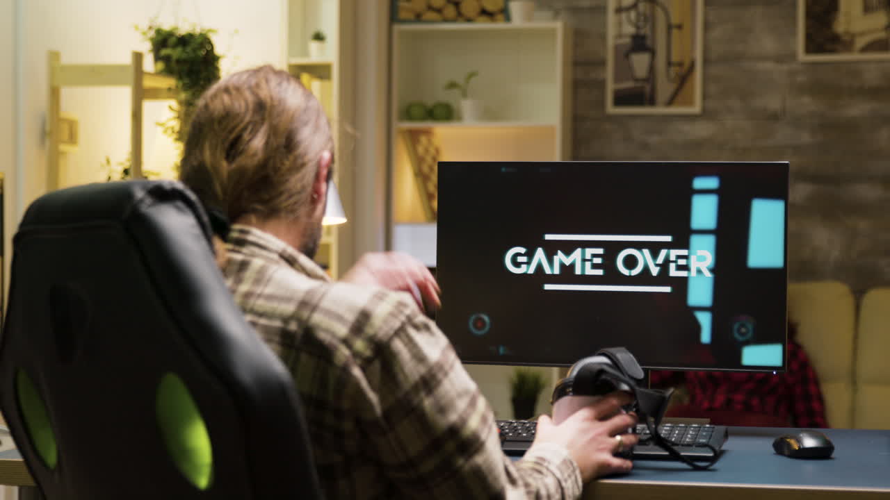 hombre jugando al juego vr en casa