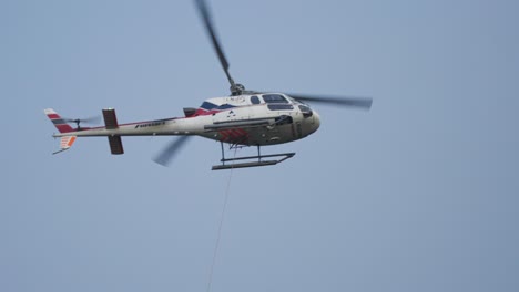 un helicóptero que transporta piedras para la construcción de rutas de senderismo