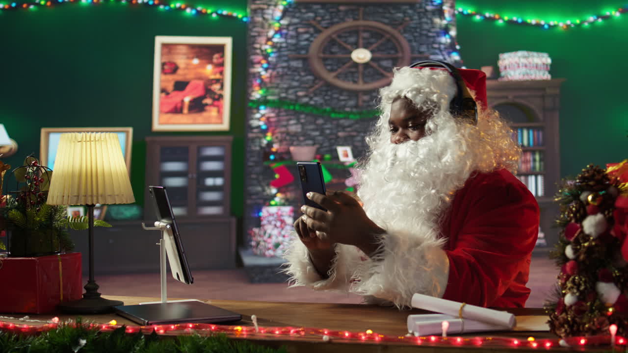 산타클로스가 크리스마스 동안 스마트폰을 사용합니다.
