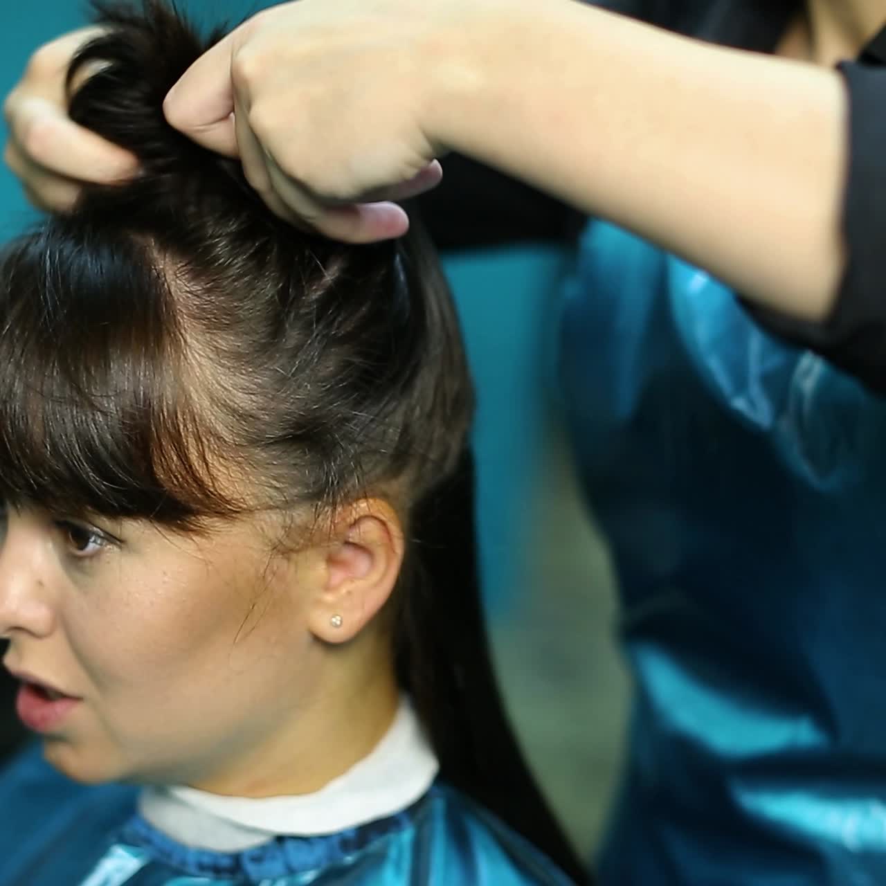 Parrucchiere professionista che taglia i capelli