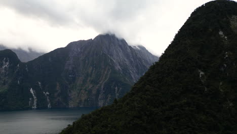 vista aérea del icónico pico mitre en el famoso milford sound, nueva zelanda