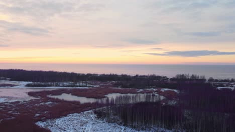 Wunderbare-Lettische-Landschaft-Im-Winter,-Schneebedeckte-Felder-Und-Sümpfe,-Luftbild