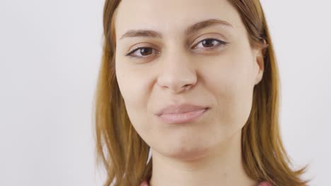 primer plano de una mujer comiendo jelly beans.