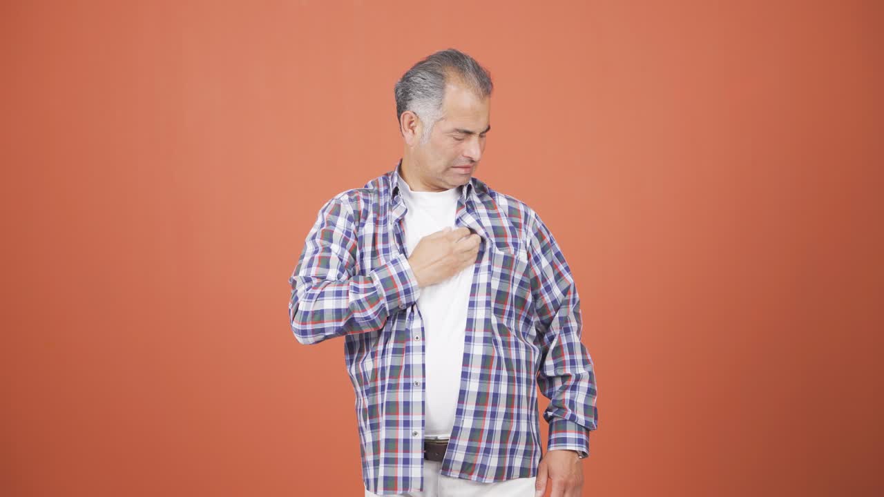 hombre con dolor de hombro.