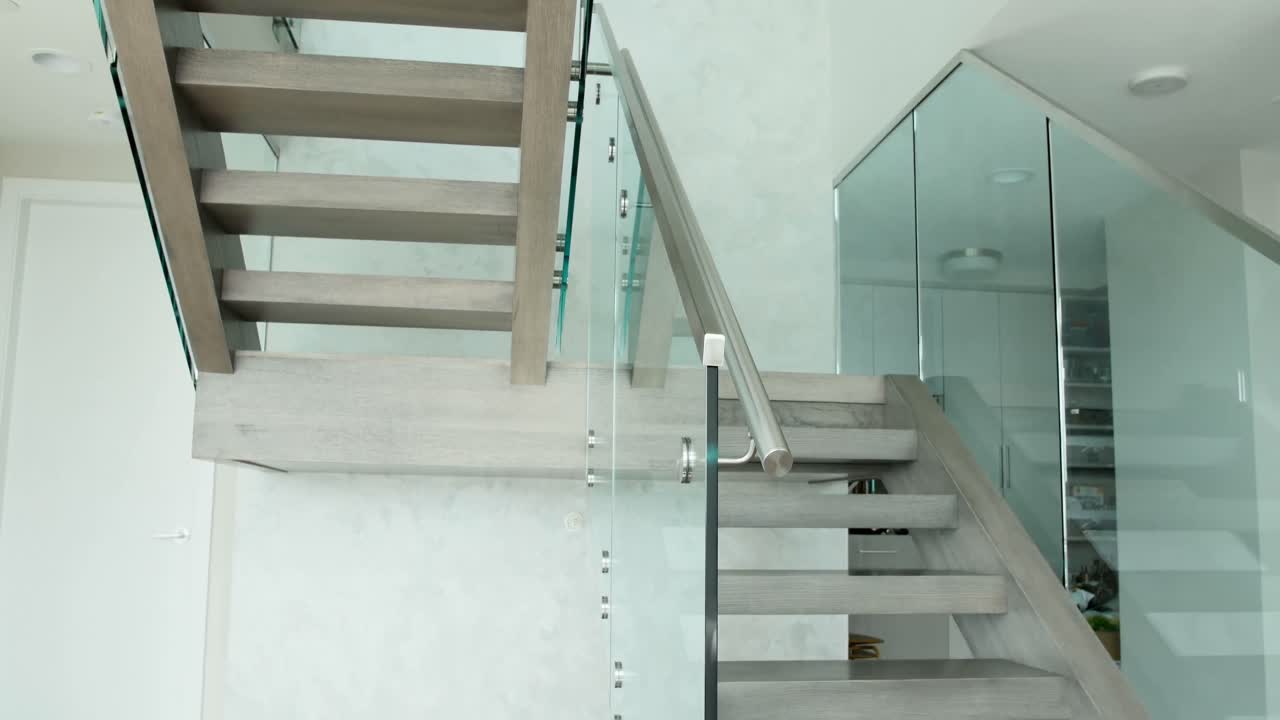 женщина с ковриком для йоги спускается по лестнице 4k