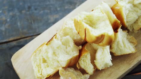 trozos de pan y tapas de aceitunas
