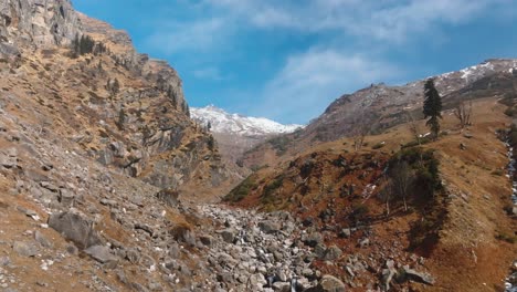 Aufnahmen-Von-Lahaul,-Spiti-Valley,-Die-Die-Weinroten-Farben-Der-Gefrorenen-Berge-Des-Himalaya-Zeigen