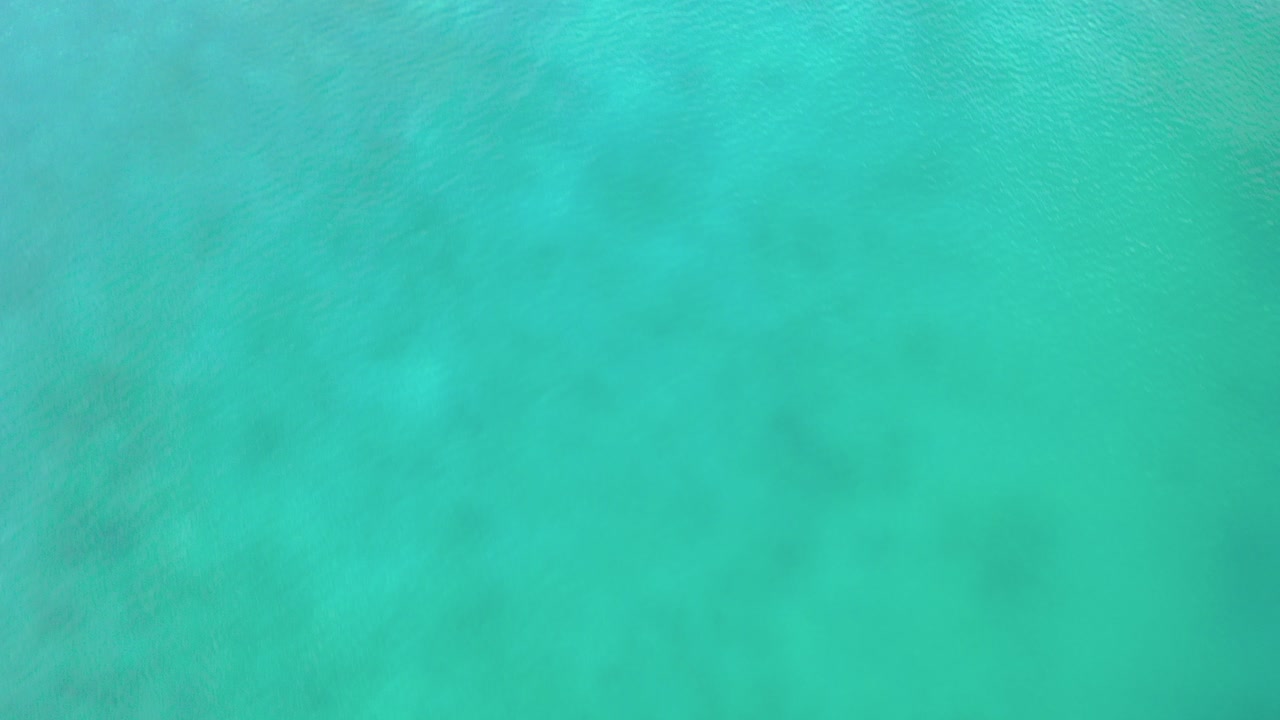 패턴: 수직 공중 비행 jade 녹색  ⁇ 은 바다 물 위