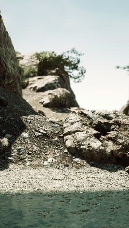 cerca de las rocas y un acantilado con una corriente de agua en la parte inferior