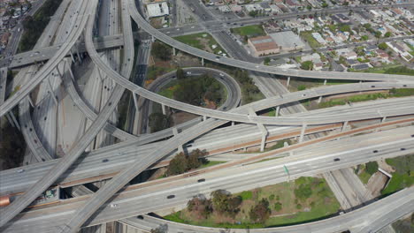 Vista-Aérea-Dando-Vueltas-Lentamente-Sobre-La-Autopista-De-Intercambio-Judge-Pregerson-Que-Muestra-Múltiples-Caminos-Con-Poco-Tráfico-De-Automóviles-En-Los-Ángeles-Durante-Los-Tiempos-De-La-Pandemia-Del-Coronavirus-Covid19-En-Los-Días-Soleados