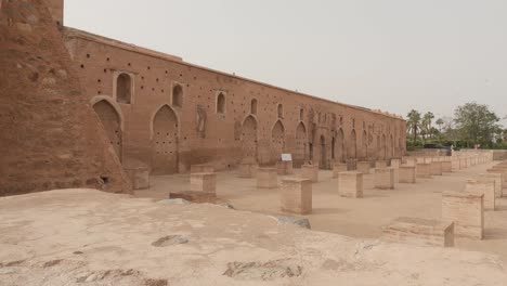 viejas ruinas de piedra fuera de la antigua mezquita de koutoubia minarete en la medina de marrakech