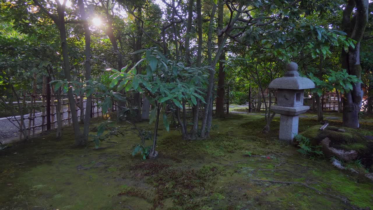 los jardines del templo de kennin ji del budismo zen están diseñados con piedras, musgo y pagodas de diferentes tamaños